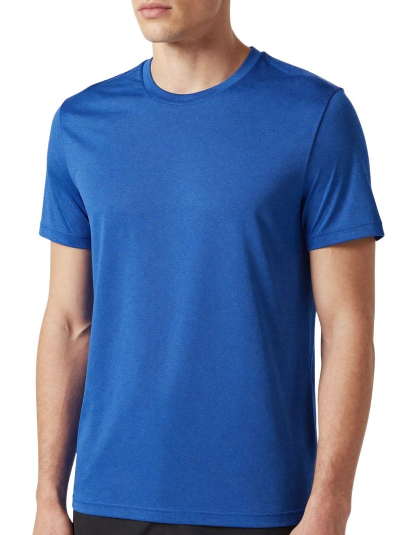 Puede incluir: Una camiseta azul real de manga corta. La camiseta tiene cuello redondo y est&aacute; hecha de una tela suave, posiblemente atl&eacute;tica. La camiseta es de color liso y parece ser una prenda b&aacute;sica para el d&iacute;a a d&iacute;a.