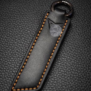 Cupra leren autosleutelhanger, gemaakt van dik premium leer, handgemaakt met een stevige pasvorm, gepersonaliseerd met naam/autologo. afbeelding 7