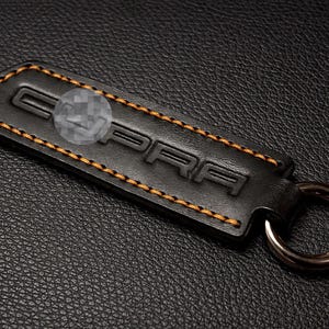 Cupra leren autosleutelhanger, gemaakt van dik premium leer, handgemaakt met een stevige pasvorm, gepersonaliseerd met naam/autologo. afbeelding 3