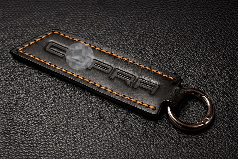 Cupra leren autosleutelhanger, gemaakt van dik premium leer, handgemaakt met een stevige pasvorm, gepersonaliseerd met naam/autologo. afbeelding 3