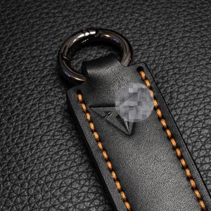 Cupra leren autosleutelhanger, gemaakt van dik premium leer, handgemaakt met een stevige pasvorm, gepersonaliseerd met naam/autologo. afbeelding 4