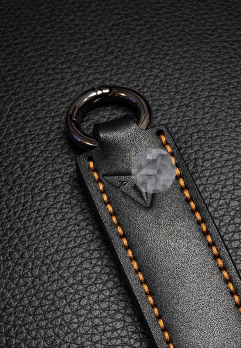 Cupra leren autosleutelhanger, gemaakt van dik premium leer, handgemaakt met een stevige pasvorm, gepersonaliseerd met naam/autologo. afbeelding 4