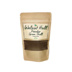 Op de afbeelding: Een bruine papieren zak met een label met de tekst "Walnut Hull Powder Green Shell - Juglans Regia - 100% Organic".