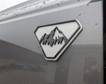Par de insignias de guardabarros: montañas, compatible con Bronco® Badlands® 2021+, negro mate sobre blanco