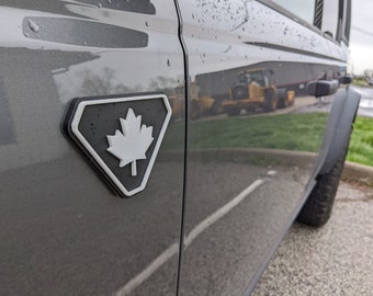 Par de insignias de guardabarros: hoja de arce canadiense, compatible con Bronco® Badlands® 2021+, blanco sobre negro mate