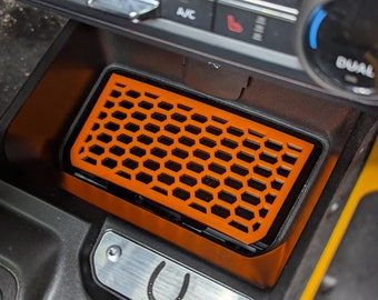 Insignia incrustada en el bolsillo de almacenamiento de la consola - Hexágonos - Se adapta a Bronco® 2021+ - Múltiples colores disponibles