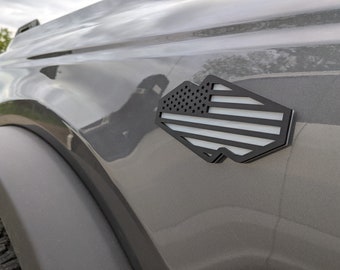 Par de insignias para guardabarros: bandera estadounidense, compatible con Bronco® Wildtrak® 2021+, negro mate sobre blanco