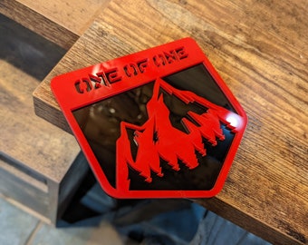 Par de insignias de guardabarros: texto personalizado Mountains, compatible con Bronco® Big Bend® 2021+, rojo sobre negro