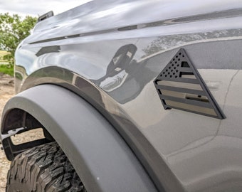 Par de insignias de guardabarros: bandera estadounidense; se adapta a Bronco® Black Diamond® 2021+; negro mate sobre negro