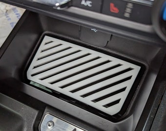 Insignia incrustada en el bolsillo de almacenamiento de la consola - Líneas - Se adapta a Bronco® 2021+ - Varios colores disponibles