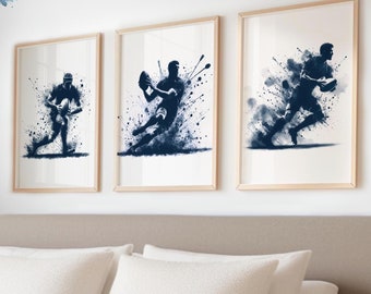 Puede incluir: Conjunto de tres láminas enmarcadas que representan jugadores de fútbol americano en acción, con un estilo de acuarela. La obra de arte utiliza tonos azules y blancos, con un efecto de salpicadura. Los marcos son de color marrón claro. El texto "FRAMES NOT INCLUDED" está en la parte inferior.