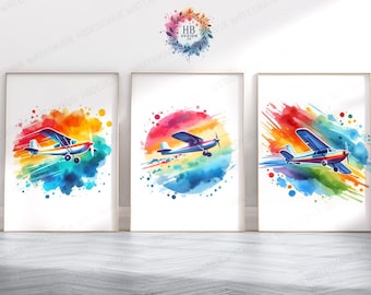 Op de afbeelding: Drie aquarellen van vliegtuigen die door kleurrijke, abstracte wolken vliegen. De vliegtuigen zijn blauw en wit met rode accenten. De wolken zijn een mix van rood, oranje, geel, groen, blauw en paars.