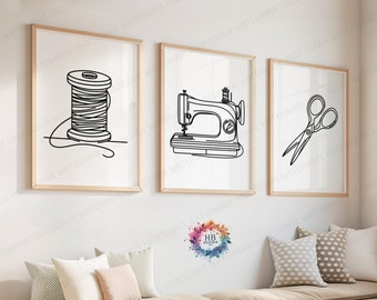 Puede incluir: Tres impresiones artísticas enmarcadas con dibujos lineales de artículos de costura. Las impresiones representan una bobina de hilo, una máquina de coser y unas tijeras. Los marcos son de color claro y la obra de arte se muestra en una pared blanca. El texto "FRAMES NOT INCLUDED" está en la parte inferior.