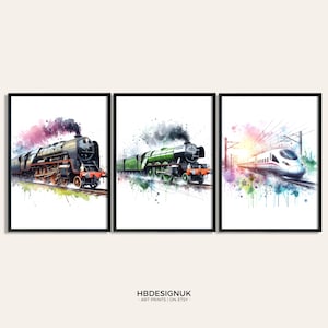 Op de afbeelding: Een set van drie aquarelprints met verschillende soorten treinen. De eerste print toont een zwart-rode stoomtrein met rook uit de schoorsteen. De tweede print toont een groene stoomtrein met rook uit de schoorsteen. De derde print toont een witte hogesnelheidstrein met een blauwe streep langs de zijkant.
