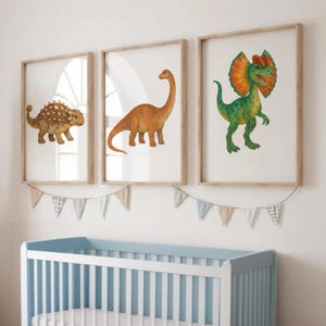 Arte mural de dinosaurios para niños / Láminas de acuarela para guardería / Decoración de dormitorio infantil / Juego de pósteres de dinosaurios coloridos / Obra de arte A4 sin marco