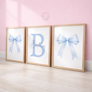 Op de afbeelding: Een set van drie keramische nestkommen in blauwe, groene en witte tinten. De kommen hebben een gespikkelde glazuur en een eenvoudig, modern ontwerp. De grootste kom heeft een diameter van ongeveer 15 cm.