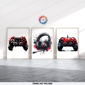 Op de afbeelding: Drie aquarellen van gaming-accessoires. De eerste afbeelding toont een zwarte en rode videogamecontroller. De tweede afbeelding toont een zwarte en rode headset met een microfoon. De derde afbeelding toont een zwarte en rode videogamecontroller.