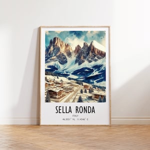 Könnte beinhalten: Eine Aquarellillustration einer Bergkette mit einem Dorf, das sich in das Tal schmiegt. Die Berge sind schneebedeckt und das Dorf ist von Bäumen umgeben. Der Text "SELLA RONDA" ist unter dem Bild gedruckt, zusammen mit den Koordinaten "46.3031° N, 11.4546° E" und dem Wort "ITALIEN".