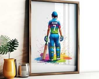 Op de afbeelding: Een ingelijste illustratie van een cricketspeler in een blauw en groen uniform met de naam "ADAM" en het nummer "7" op de rug. De speler houdt een cricketbat vast en staat op een kleurrijke, abstracte achtergrond.