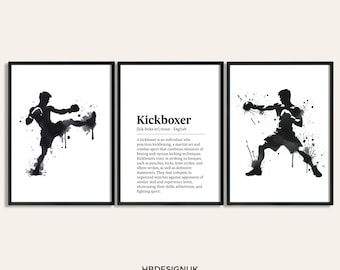 Może przedstawiać: Trzy czarno-białe wydruki artystyczne przedstawiające kickboxera w pozie bojowej. Środkowy wydruk zawiera definicję słowa "kickboxer".