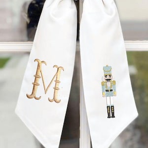 Corona de cascanueces con monograma / Adorno navideño bordado para puerta