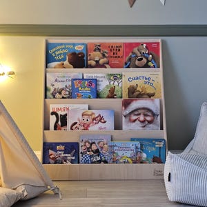 Todler book shelf. Baby book shelf. Libreria Montessoriana in colore naturale