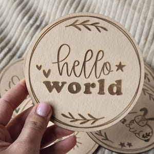 Etiquetas de madera para el primer hito: juego de 15 discos mensuales para bebé «Hola Mundo», regalo de nacimiento y accesorios fotográficos.