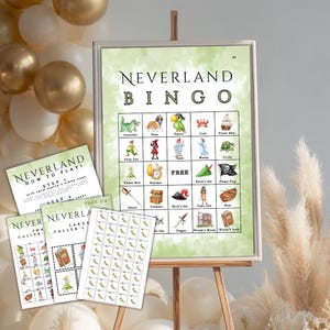 Könnte beinhalten: Ein Neverland-Bingo-Spiel mit Illustrationen von Charakteren und Objekten aus der Geschichte, präsentiert auf einer Staffelei. Anweisungs- und Anrufkarten sind vor dem gerahmten Spielbrett platziert. Der Hintergrund ist ein weiches Grün.
