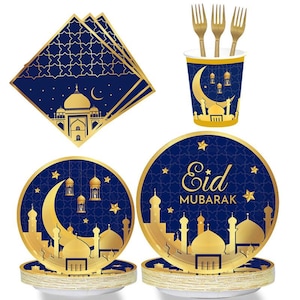 Op de afbeelding: Een set blauwe en gouden wegwerp-partyborden en -bekers met een halve maan- en moskeeontwerp. De borden en bekers hebben de tekst "Eid Mubarak".