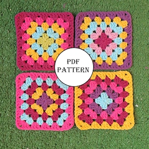 Op de afbeelding: Vier kleurrijke granny squares in roze, geel, blauw en paars. De vierkanten zijn in een 2x2 raster gerangschikt. Een witte cirkel met de tekst "PDF PATTERN" bevindt zich in het midden van de afbeelding.