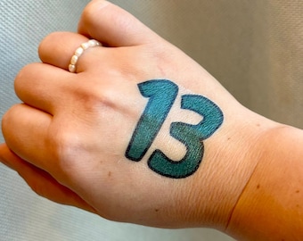 Epochen 13 temporäres Tattoo | Taylor inspirierte Eras Konzert Outfit Idee | Trefft mich bei Swifty Birthday, Bachelorette | 16 Farbauswahl | Glück gehabt