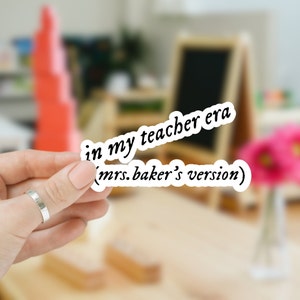 Wasserdichter Aufkleber für benutzerdefinierte Namen | In meiner Lehrer-Ära |Teacher Sticker | Folklore Album Schrift | Kindle, Laptop Aufkleber | Zurück in der Schule