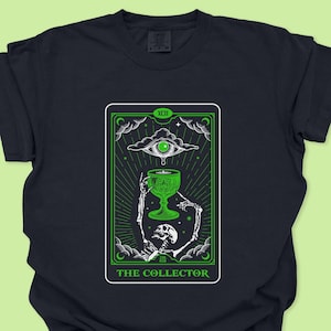Camiseta con carta del tarot de vidrio de uranio teñida en prenda inspirada en Halloween, vidrio de uranio, regalo de vidrio de uranio