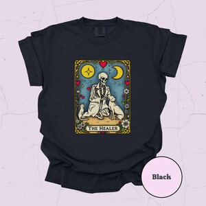 T-shirt Tarot Comfort Colors - Le guérisseur, docteur squelette agenouillé avec un chien et un chat, cadeau vétérinaire inspiré du tarot, doxycycline