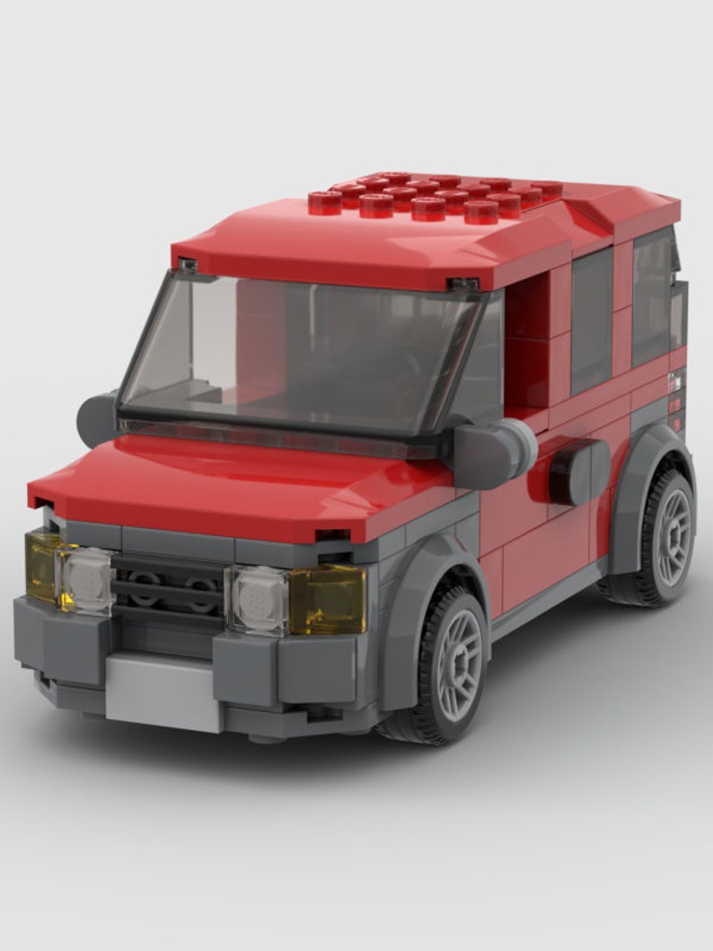 K&ouml;nnte beinhalten: Ein rotes Spielzeugauto mit einer grauen Frontsto&szlig;stange und schwarzen R&auml;dern. Das Auto hat eine klare Windschutzscheibe und einen schwarzen Innenraum.