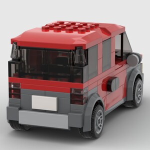 K&ouml;nnte beinhalten: Ein rotes Lego-Auto mit grauer Sto&szlig;stange und schwarzen R&auml;dern. Das Auto hat einen schwarzen Innenraum und eine klare Windschutzscheibe.