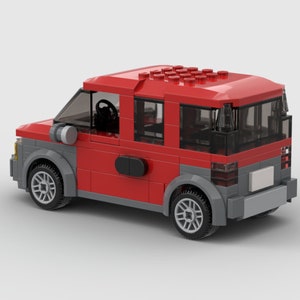 K&ouml;nnte beinhalten: Ein rotes Spielzeugauto mit schwarzen R&auml;dern und einer grauen Sto&szlig;stange. Das Auto hat einen schwarzen Innenraum und eine klare Windschutzscheibe.