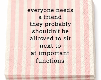 Puede incluir: Una pila de servilletas de papel cuadradas con un patrón de rayas verticales en color rosa claro y blanco. El centro de la servilleta superior muestra el texto en negro: everyone needs a friend they probably shouldn't be allowed to sit next to at important functions.
