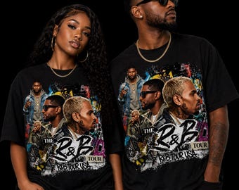 Pode incluir: T-shirts pretas com um design gráfico com o texto "THE R&B TOUR USA". O design inclui imagens de vários artistas de R&B. As camisas são usadas por duas pessoas.