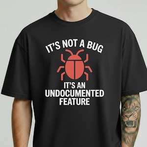 それはバグではありません。文書化されていない機能です。Tシャツ | プログラミングユーモア