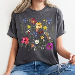 Camiseta de flores silvestres - Camiseta de flores prensadas - Camiseta Boho Cottagecore - Camiseta de flores para amantes de la naturaleza - Linda camiseta botánica - Regalos para amantes de los jardines