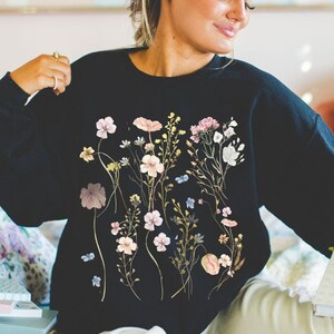 Sudadera con flores prensadas estilo boho - Cuello redondo estilo cottagecore, jersey vintage con flores silvestres en tonos pastel - Regalo floral para amantes de la naturaleza - Camisa con flores silvestres