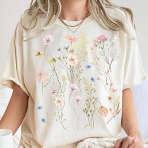 Camiseta de flores silvestres - Camiseta de flores prensadas - Camiseta Boho Cottagecore - Camiseta de flores para amantes de la naturaleza - Linda camiseta botánica - Regalos para amantes de los jardines