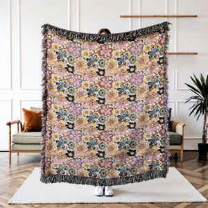 Boho Daisy Woven Blanket - Retro Fringe Throw Blanket - Botanical Garden Tapestry - Bohemian Couch Decor - Vintage Housewarming Gift Idea