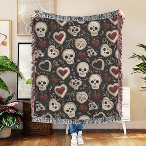Manta tejida con calavera gótica - Tapiz floral gótico - Manta de estilo cottagecore oscuro - Ideas de regalo para amantes del gótico - Tapiz Whimsigoth - Decoración gótica para el hogar