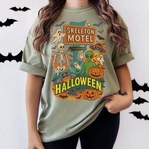 Maglietta retrò Alien Halloween Comfort Colors: maglietta grafica UFO spettrale