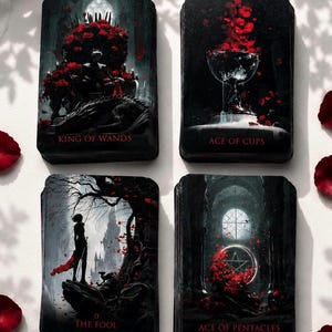 Pode incluir: Quatro cartas de tarot retangulares com ilustrações escuras de inspiração gótica e detalhes em vermelho. As cartas estão rotuladas como King of Wands, Ace of Cups, The Fool e Ace of Pentacles, cada uma com imagens detalhadas.