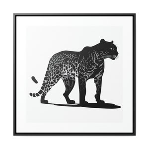 Puede incluir: Silueta en blanco y negro de un leopardo con un patrón de manchas, de pie sobre un fondo blanco.