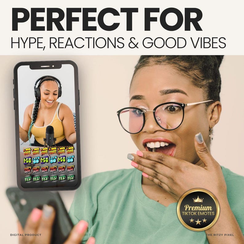 Puede incluir: Un producto digital que muestra una pantalla de smartphone con una persona usando auriculares y un micr&oacute;fono, con textos PERFECT FOR HYPE, REACTIONS & GOOD VIBES y una insignia circular dorada con la etiqueta PREMIUM TIKTOK EMOTES.