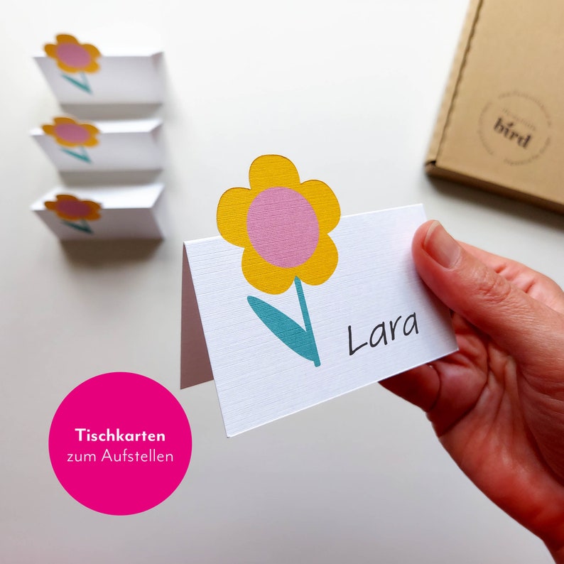 Beschreibbare Tischkarten für den Kindergeburtstag – Motiv: Blume (Bestandteil – Pferde Einladungskarten)
Handgefertigt, formgestanzt, gedruckt auf hochwertigem 250 g/m² Feinstpapier